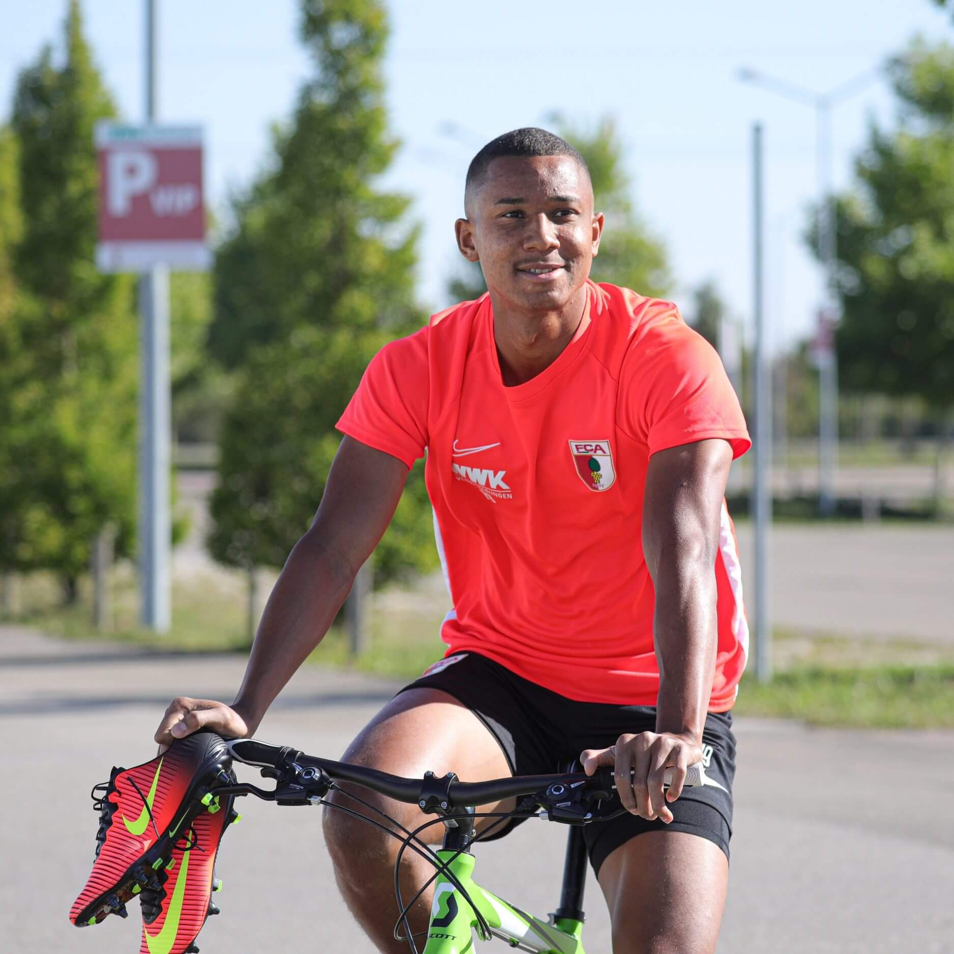 Felix Uduokhai (FC Augsburg #19) fährt mit dem Fahrrad zum Trainingsplatz,

FC Augsburg, Training, Saison 2019-2020,