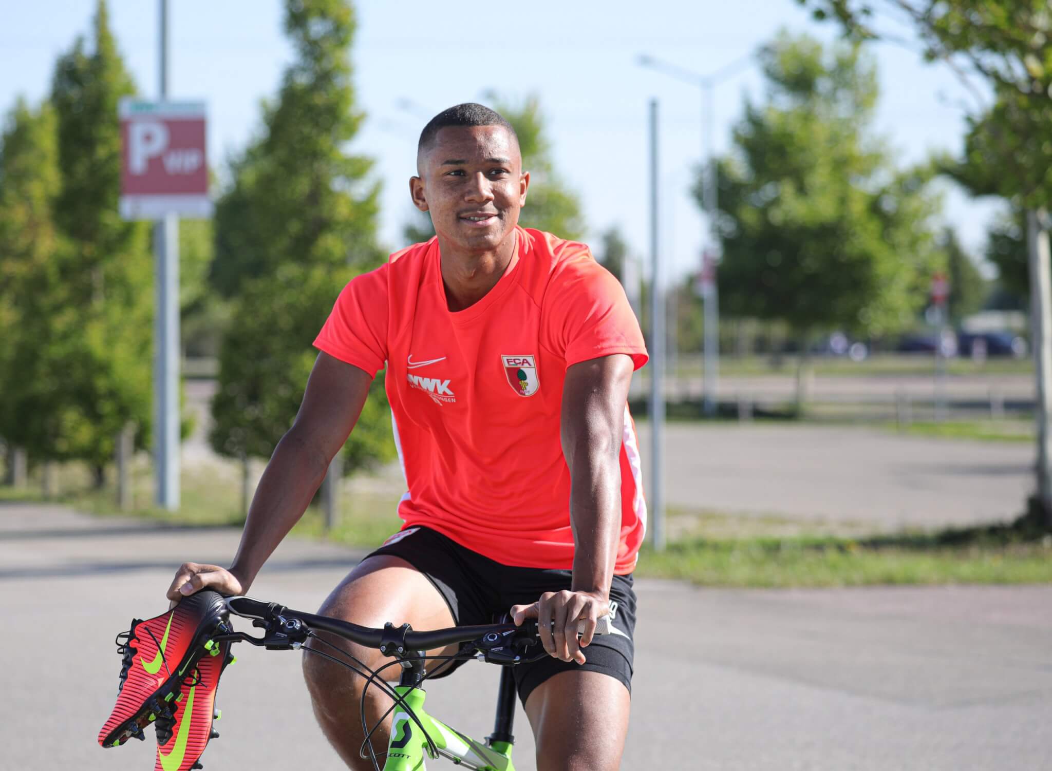 Felix Uduokhai (FC Augsburg #19) fährt mit dem Fahrrad zum Trainingsplatz,

FC Augsburg, Training, Saison 2019-2020,

Foto: Krieger