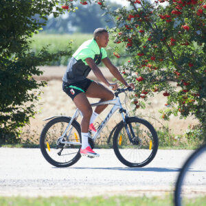 Felix Uduokhai (FC Augsburg #19) mit dem Fahrrad auf dem Weg zum TrainingsplatzFC Augsburg, Training, Saison 2020-2021,