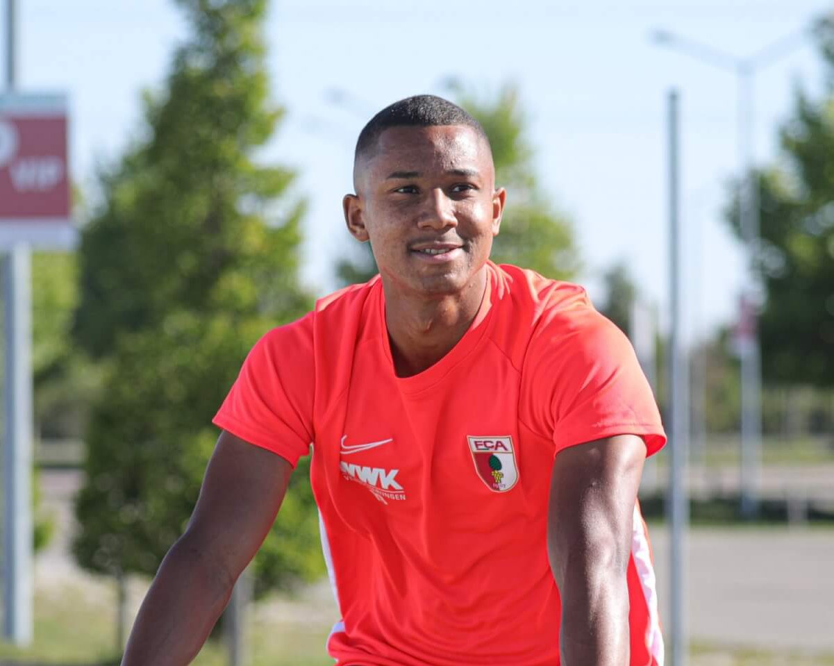 Felix Uduokhai (FC Augsburg #19) fährt mit dem Fahrrad zum Trainingsplatz,

FC Augsburg, Training, Saison 2019-2020,